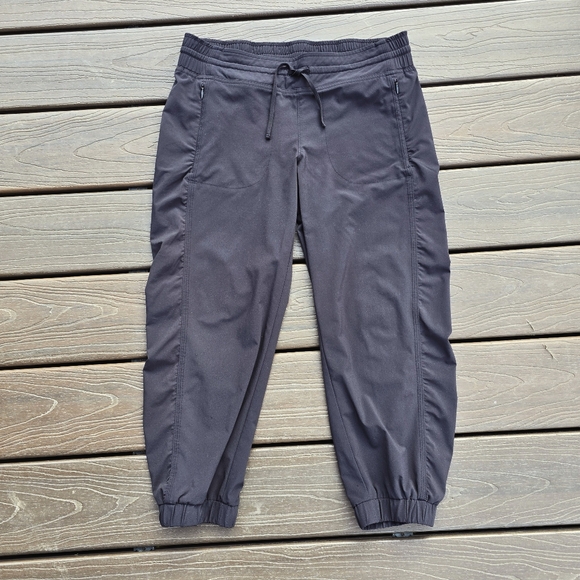 Athleta Pants - Athleta La Viva capri pants size 8, black, EUC